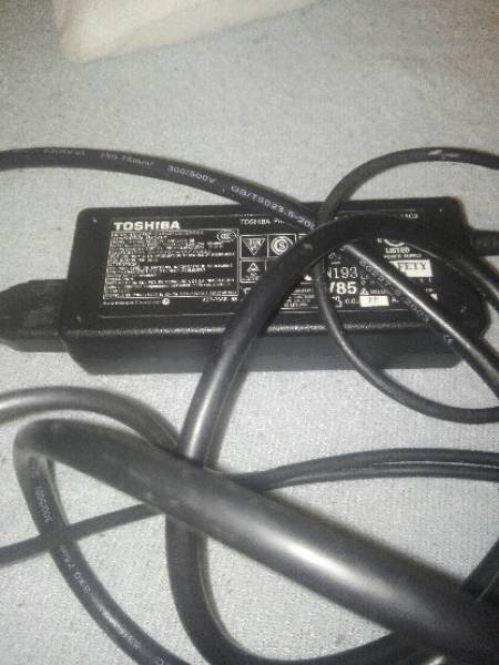 Laptop Toshiba z zasilaczem 